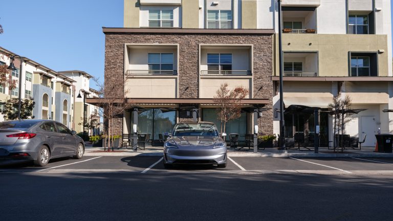 Tesla stock is surging around 4% today: is it time to buy?