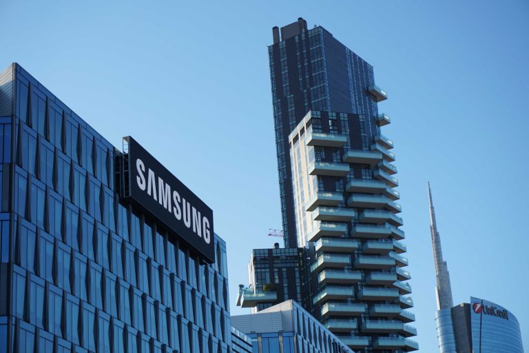 Why KKR is pouring $820M into Samsung Group stocks despite risks?